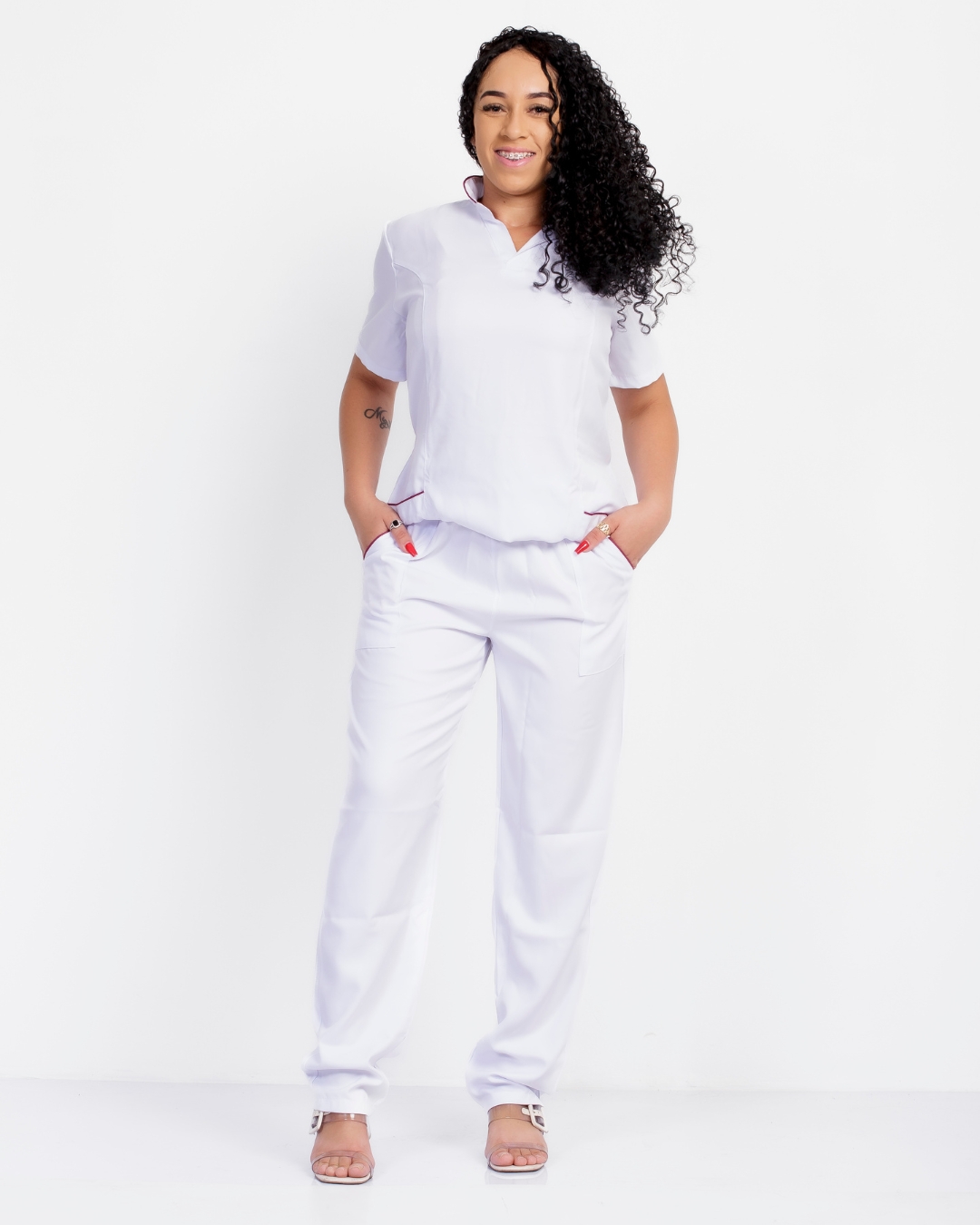 Scrub Celina Gabardine Branco e Marsala - Imagem 8